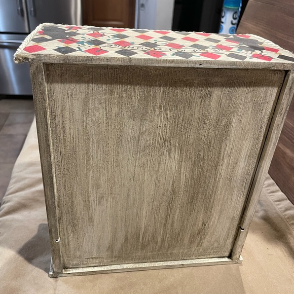 Alice in Wonderland Jewelry Box - Picture 8 of 8